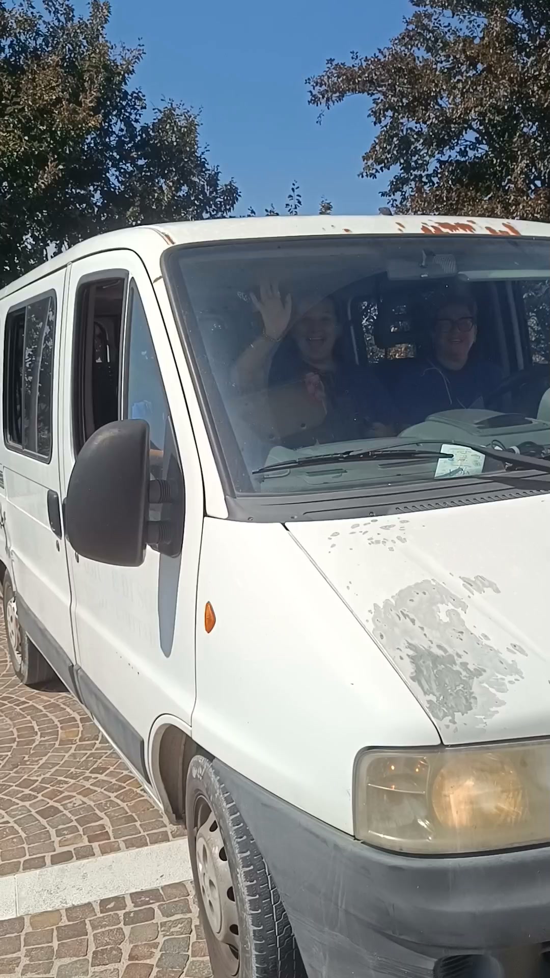 SANTA VIOLA — GIORNO 3

Ieri è successa una cosa che non ci aspettavamo:
abbiamo finito il gelato. Tutto. 

A un certo punto non c’era davv…