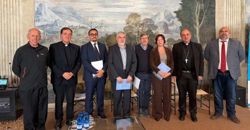 ℙ𝕆𝔼𝕋𝕀 𝕊𝕆ℂ𝕀𝔸𝕃𝕀 𝟚𝟘𝟚𝟞
Oggi, in Sala dei Vescovi, un appuntamento di grande importanza!
E’ stato presentato il Bilancio di Missione e Pasto…